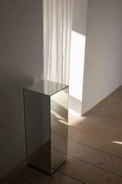 Möbler Pastill Ponti Piedestal I Spegelglas 27x27 Cm -Homeroom affär hom 1646782 01 Bs